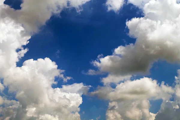 Céu azul bonito com nuvens tempo de fundo — Fotografia de Stock