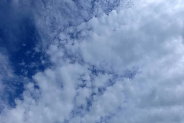 Beau ciel bleu avec nuages Fond météo — Photo