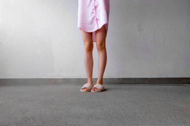 Pembe takım elbise ve terlik, yakın kadar uyku Womans pembe kareli katta ayakta terlik