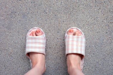 Damalı terlik, yakın çekim Womans pembe ev terlik ayak ve bacaklar arka plan