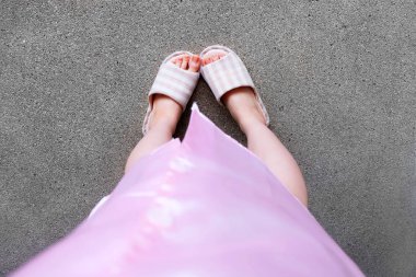 Pembe takım elbise ve terlik, yakın kadar uyku Womans pembe kareli katta ayakta terlik