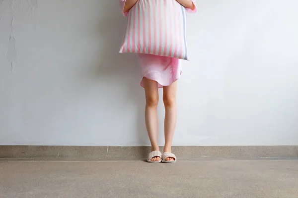 Girl Standing in Sleepwear and Pink Checkered Slippers with Holding Pink Pillow on Floor — Stock Photo, Image