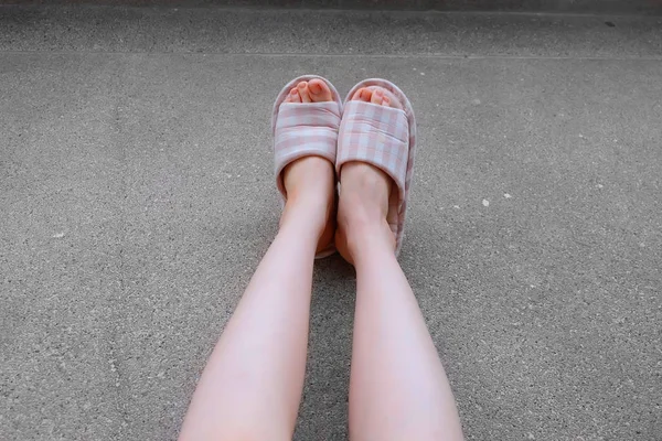 Kostkované papuče, zblízka Dámská růžová domácí pantofle chodidel a nohou pozadí — Stock fotografie