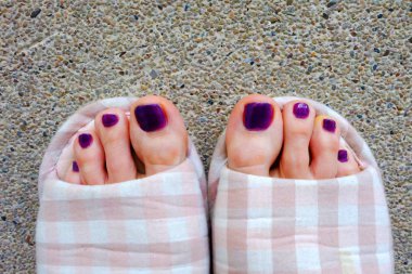 Damalı terlik, Selfie Womans pembe ev terlik ayak (tırnak cilası) beton zemin üzerine