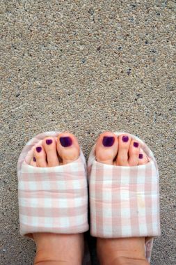 Damalı terlik, Selfie Womans pembe ev terlik ayak (tırnak cilası) beton zemin üzerine