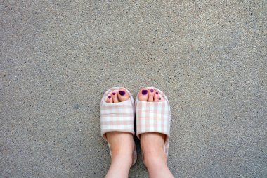 Damalı terlik, Selfie Womans pembe ev terlik ayak (tırnak cilası) beton zemin üzerine