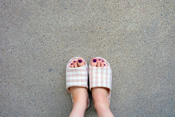 Damalı terlik, Selfie Womans pembe ev terlik ayak (tırnak cilası) beton zemin üzerine