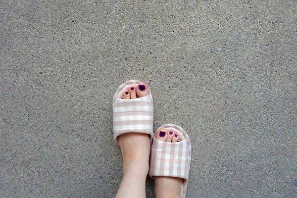 Chinelos Checkered, Selfie Womans Pink Home Chinelos Pés (Unha polonês) em Concreto Fundo — Fotografia de Stock