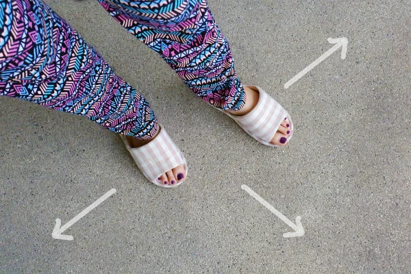 Bayanlar Giyim ev terlik ayak oklarla seçimler yön beton zemin üzerine çizilmiş.