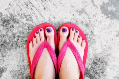 Pedikür çivi. Selfie Womans sandalet ayak Violet ile çimento arka plan üzerinde boya pedikür tırnak