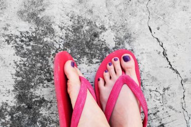 Pedikür çivi. Selfie Womans sandalet ayak Violet ile çimento arka plan üzerinde boya pedikür tırnak