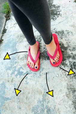 Mor çivi pedikür. Kadının sandalet ayak oklarla seçimler yön çimento zemin üzerine çizilmiş.