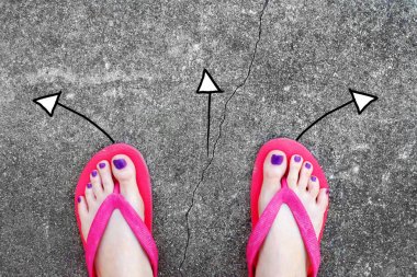 Mor çivi pedikür. Kadının sandalet ayak oklarla seçimler yön çimento zemin üzerine çizilmiş.