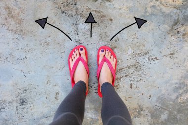 Mor çivi pedikür. Kadının sandalet ayak oklarla seçimler yön çimento zemin üzerine çizilmiş.