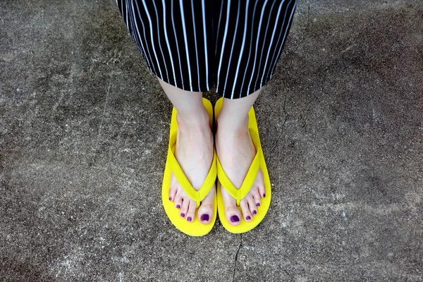 Sarı sandal. Selfie Womans sandalet ayak Violet ile çimento arka plan üzerinde boya pedikür tırnak