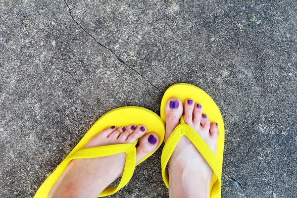 Sarı sandal. Selfie Womans sandalet ayak Violet ile çimento arka plan üzerinde boya pedikür tırnak
