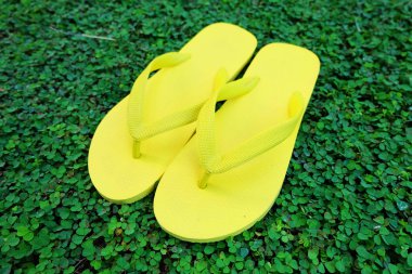Flop flip. Sarı Flip flop yeşil çim zemin üzerine izole kapatmak