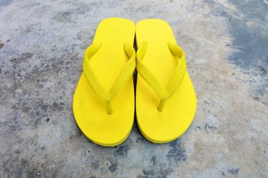 Flop flip. Sarı Flip flop çimento zemin üzerine izole kapatmak