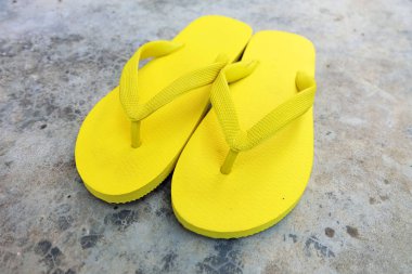 Flop flip. Sarı Flip flop çimento zemin üzerine izole kapatmak