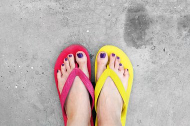 Kırmızı ve sarı floplar Flip. Selfie giyen kadın çimento üzerinde duran Flop Flip