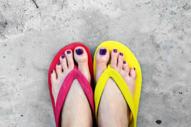 Kırmızı ve sarı floplar Flip. Selfie giyen kadın çimento üzerinde duran Flop Flip