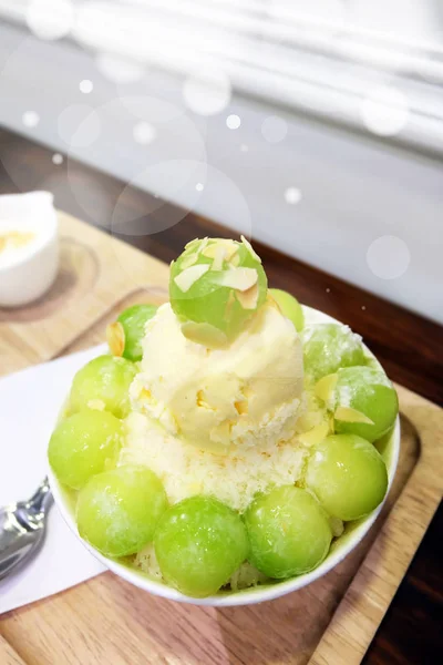 瓜 Bingsu 韩国剃冰甜点托盘上的浇头和牛奶的木桌背景 — 图库照片