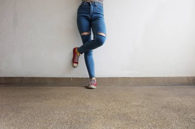 Kırmızı spor ayakkabılar. Kadının bacakları kırmızı spor ayakkabılar ve kat zemin üzerine Mavi Jeans