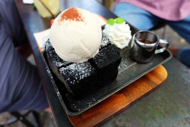 Tereyağlı ekmek, bal tost vanilyalı dondurma ile çilek ve krem tatlı ahşap his arka plan büyük üstünde herhangi bir kullanım için çırpılmış kömür ekmek.