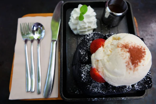 Charcoal Bread Buttered Toast Honey Toast Vanilla Ice Cream Strawberry — Stock Photo, Image