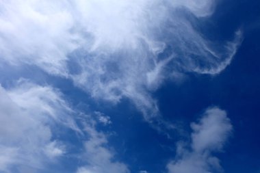 Güzel yaz mavi gökyüzü ile beyaz bulutlar, cennet arka plan büyük herhangi bir kullanım için.