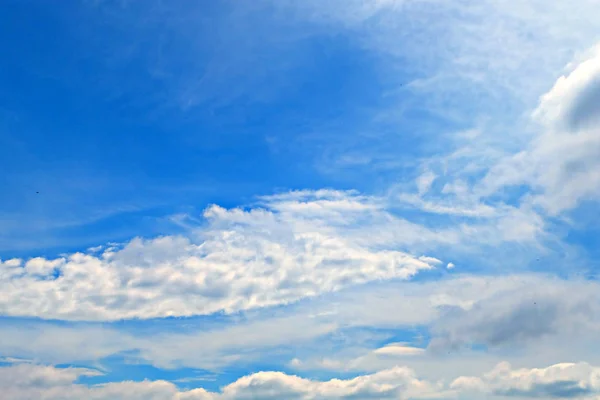 Bellissimo Cielo Blu Estivo Con Nuvole Bianche Sfondo Nuvoloso Ottimo — Foto Stock