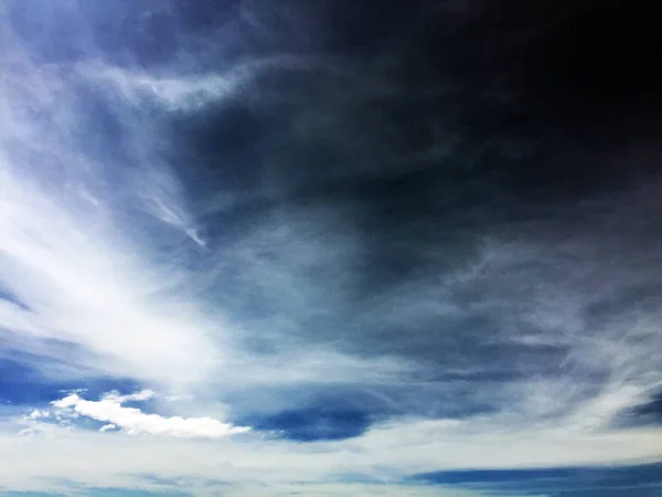 Cielo Oscuro Con Nubes Azules Storm Cloudscape Weather Background Excelente —  Fotos de Stock