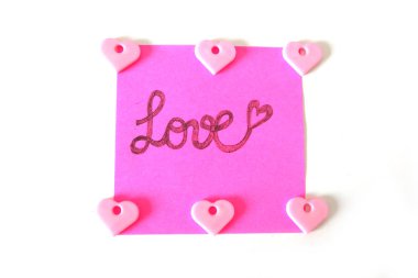 Pembe kağıt sopa not büyük bir beyaz arka plan üzerinde herhangi bir kullanım için yazılmış aşk metni ile.