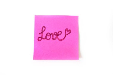 Pembe kağıt sopa not büyük bir beyaz arka plan üzerinde herhangi bir kullanım için yazılmış aşk metni ile.