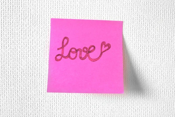 粉红色的纸粘纸条上写着爱的文字白色背景伟大的任何使用 — 图库照片