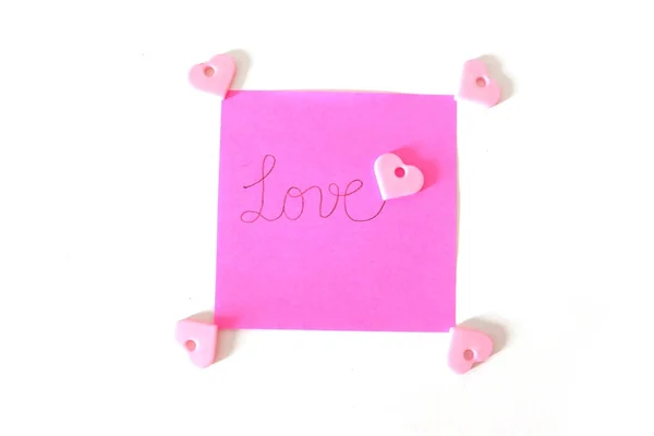 任意の使用のための白い背景の偉大な愛テキスト ピンクの紙の棒のノート — ストック写真