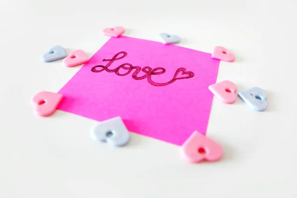 Rózsaszínű Papír Stick Megjegyzés Love Szöveg Írott Egy Fehér Háttér — Stock Fotó