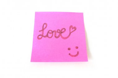 Pembe etiket kağıt kayda göre herhangi bir kullanım için büyük bir beyaz arka plan üzerinde aşk sözle çizilmiş gülümsemek yüz.