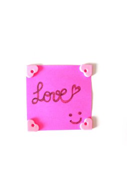 Pembe etiket kağıt kayda göre herhangi bir kullanım için büyük bir beyaz arka plan üzerinde aşk sözle çizilmiş gülümsemek yüz.