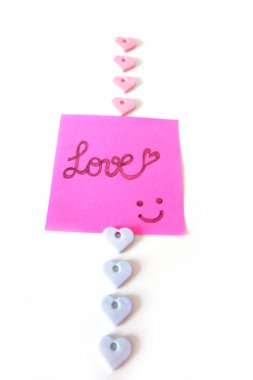 Pembe etiket kağıt kayda göre herhangi bir kullanım için büyük bir beyaz arka plan üzerinde aşk sözle çizilmiş gülümsemek yüz.