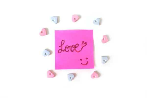使用最適白背景にピンクのステッカー ペーパー ノートの愛言葉で描かれた笑顔 — ストック写真