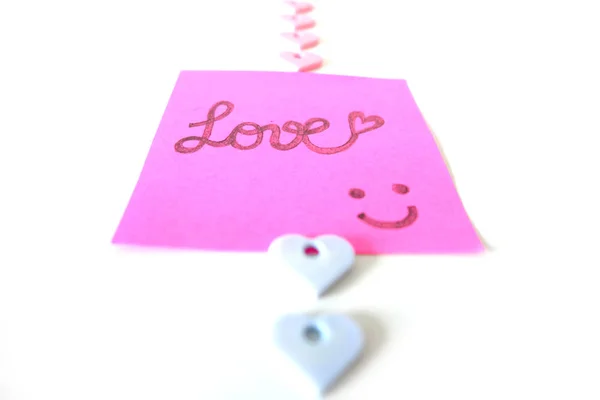 Рисунок Улыбка Лицо Любовью Слово Розовый Наклейка Бумаги Примечание Белом — стоковое фото