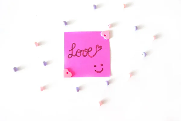 使用最適白背景にピンクのステッカー ペーパー ノートの愛言葉で描かれた笑顔 — ストック写真