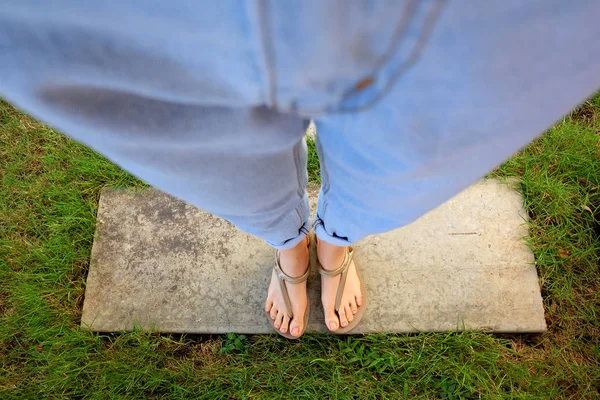 Femmes Jambes Pieds Portent Des Sandales Sur Ciment Herbe Verte — Photo