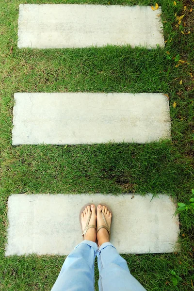 Les Jambes Les Pieds Femme Portent Des Sandales Sur Ciment — Photo