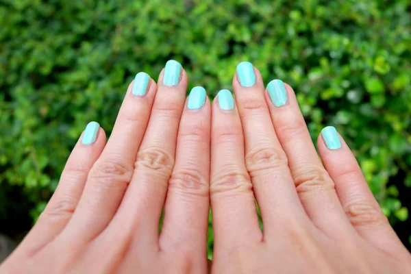 Groene Manicure Nail Close Prachtige Vrouwtjes Hand Nagels Pools Achtergrond — Stockfoto