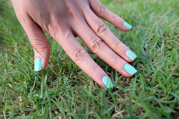 Groene Manicure Nail Close Prachtige Vrouwtjes Hand Nagels Pools Achtergrond — Stockfoto