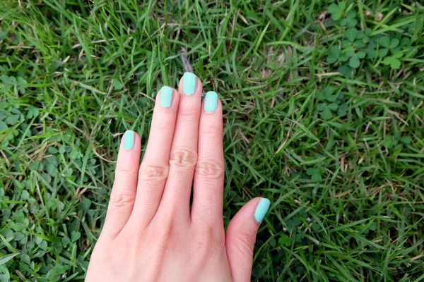 Feche Prego Manicure Verde Lindas Fêmeas Unhas Mão Polonês Chão — Fotografia de Stock