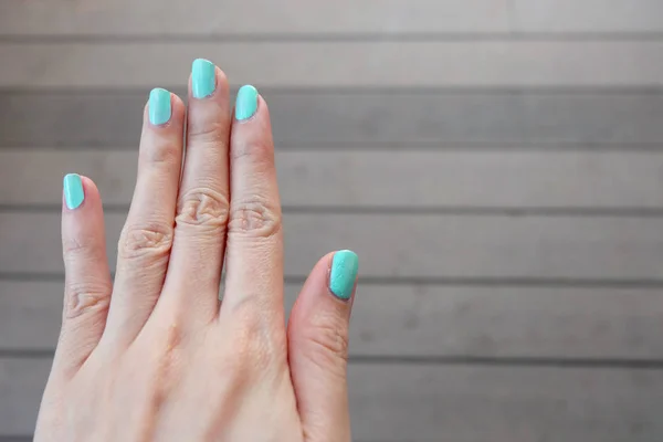 Clavo Manicura Verde Cerca Hermosas Hembras Uñas Mano Polaco Fondo —  Fotos de Stock