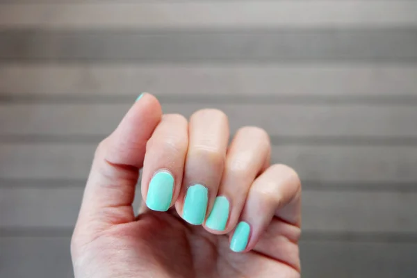 Feche Prego Manicure Verde Lindas Fêmeas Unhas Mão Polonês Chão — Fotografia de Stock